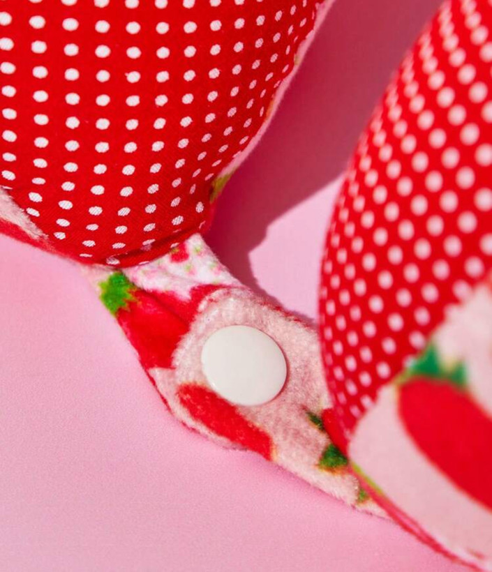 بالش گردنی U شکل دختر توت فرنگی