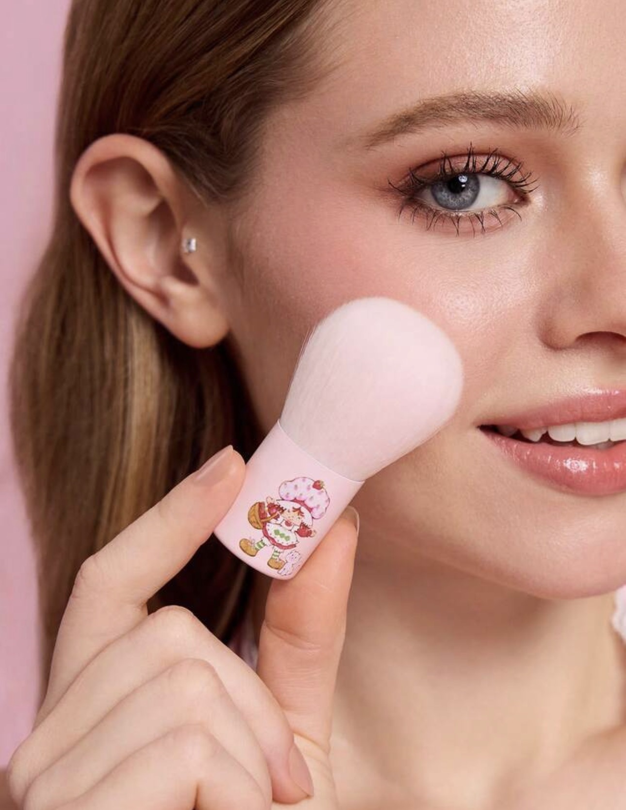 براش پودر و رژگونه دختر توت فرنگی